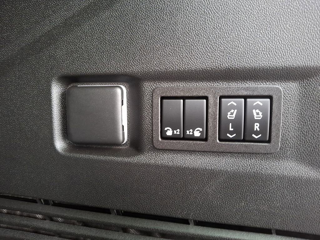 Used 2023 Chevrolet Tahoe Premier w/ Advanced Technology Package image 32