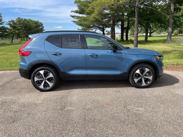 Used 2025 Volvo XC40 B5 Plus AWD/4WD image 11