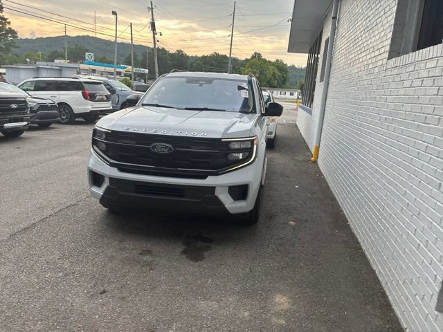 Certified 2025 Ford Expedition Active RWD image 9