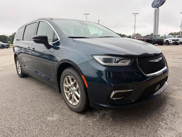 Used 2024 Chrysler Pacifica Touring-L FWD image 5