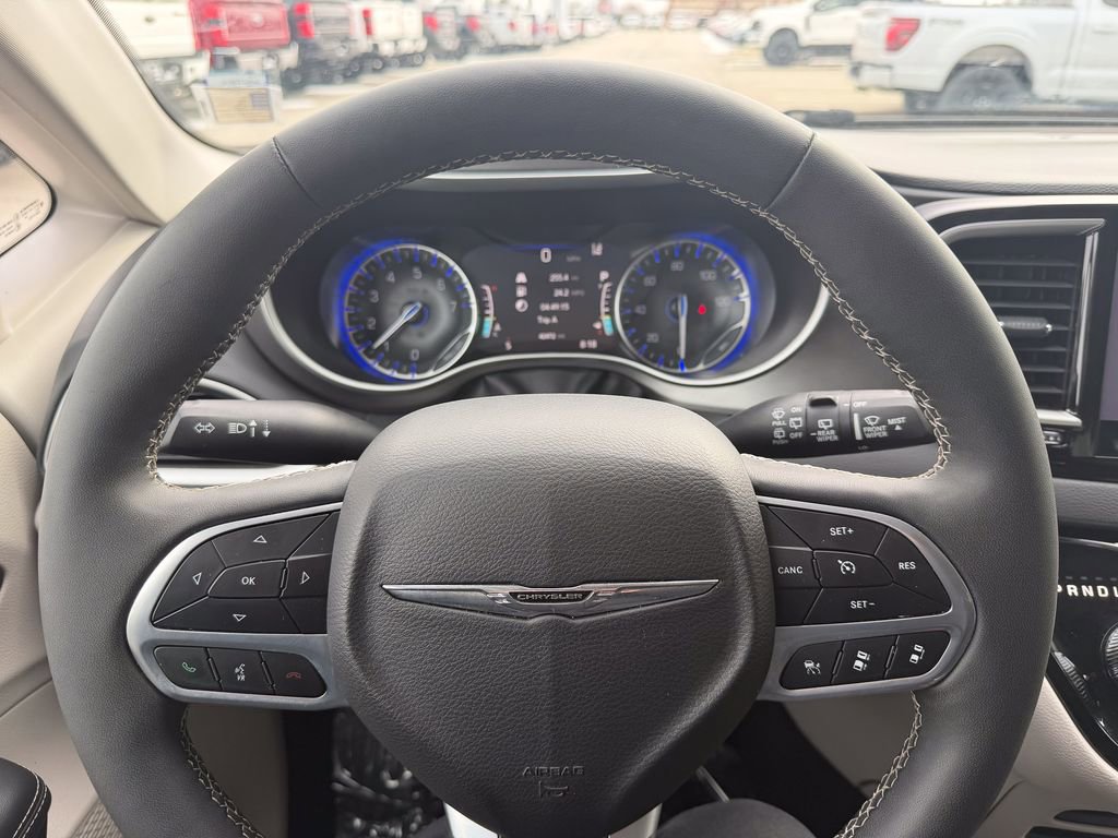 Used 2024 Chrysler Pacifica Touring-L image 33