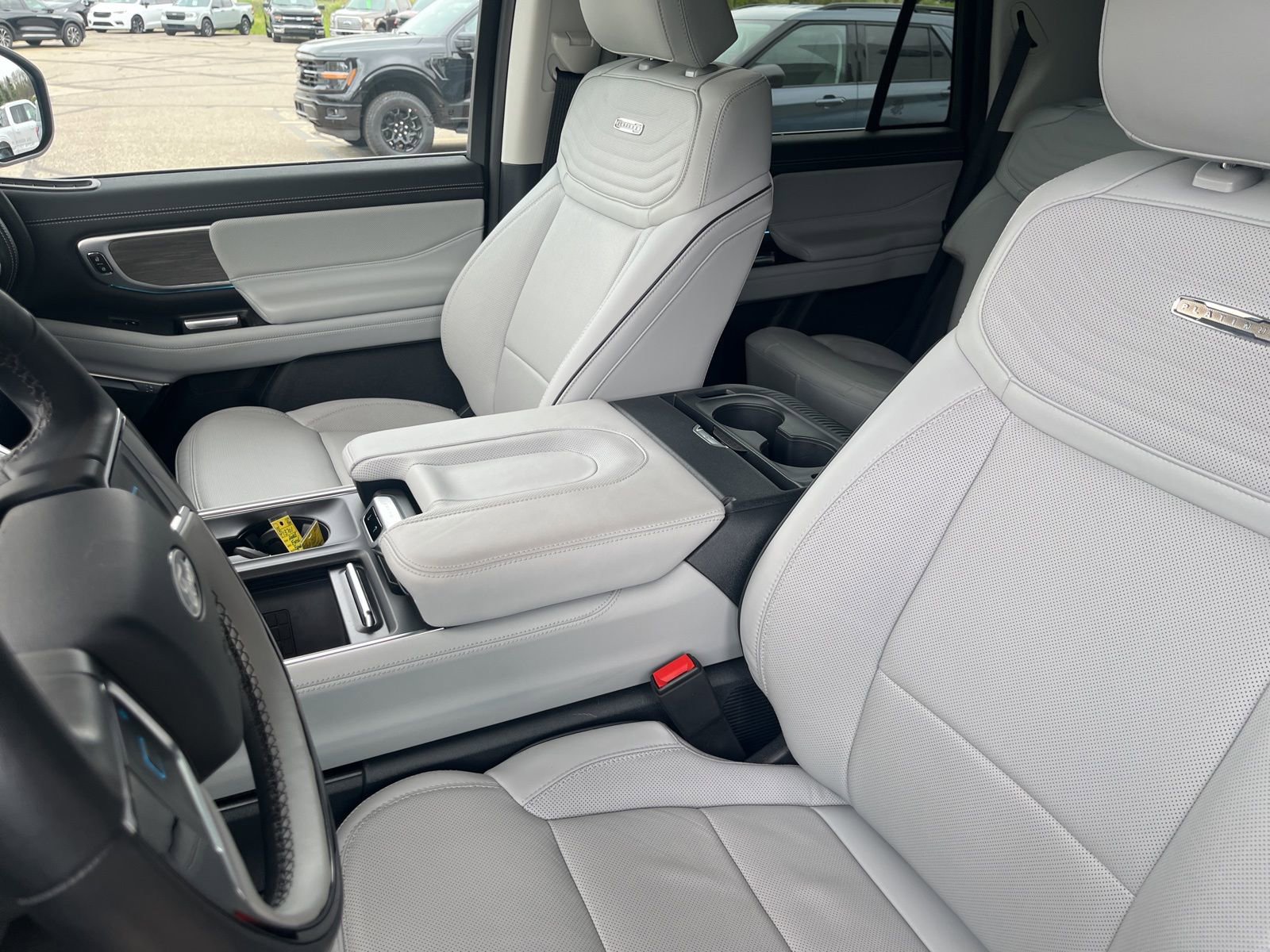 Certified 2025 Ford Expedition Platinum w/ Platinum Ultimate Package AWD/4WD image 10