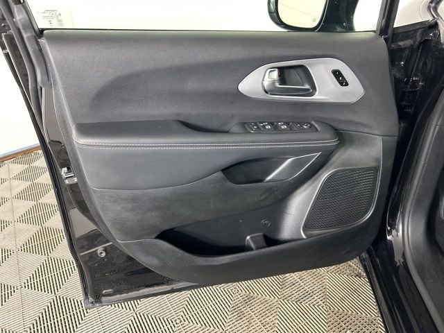 Used 2025 Chrysler Pacifica Limited FWD image 9