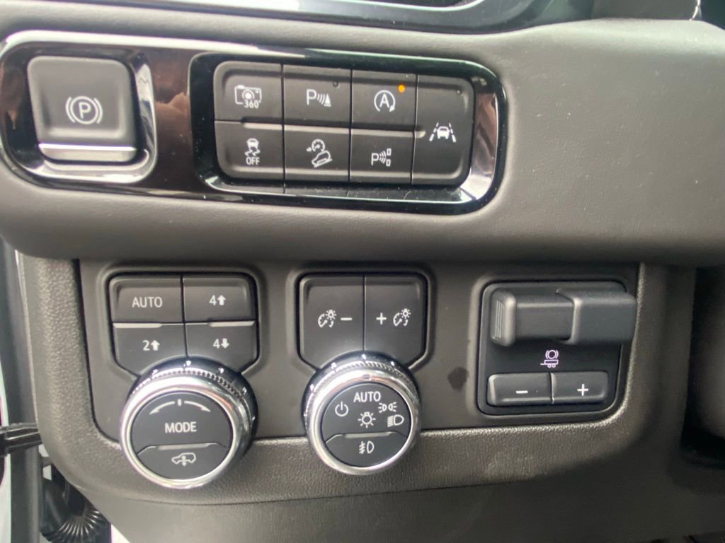Used 2025 GMC Yukon AT4 Ultimate image 12