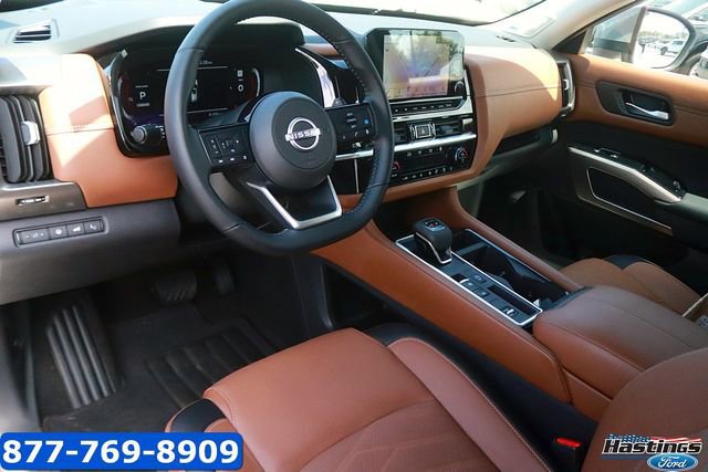 Used 2025 Nissan Pathfinder Platinum image 11