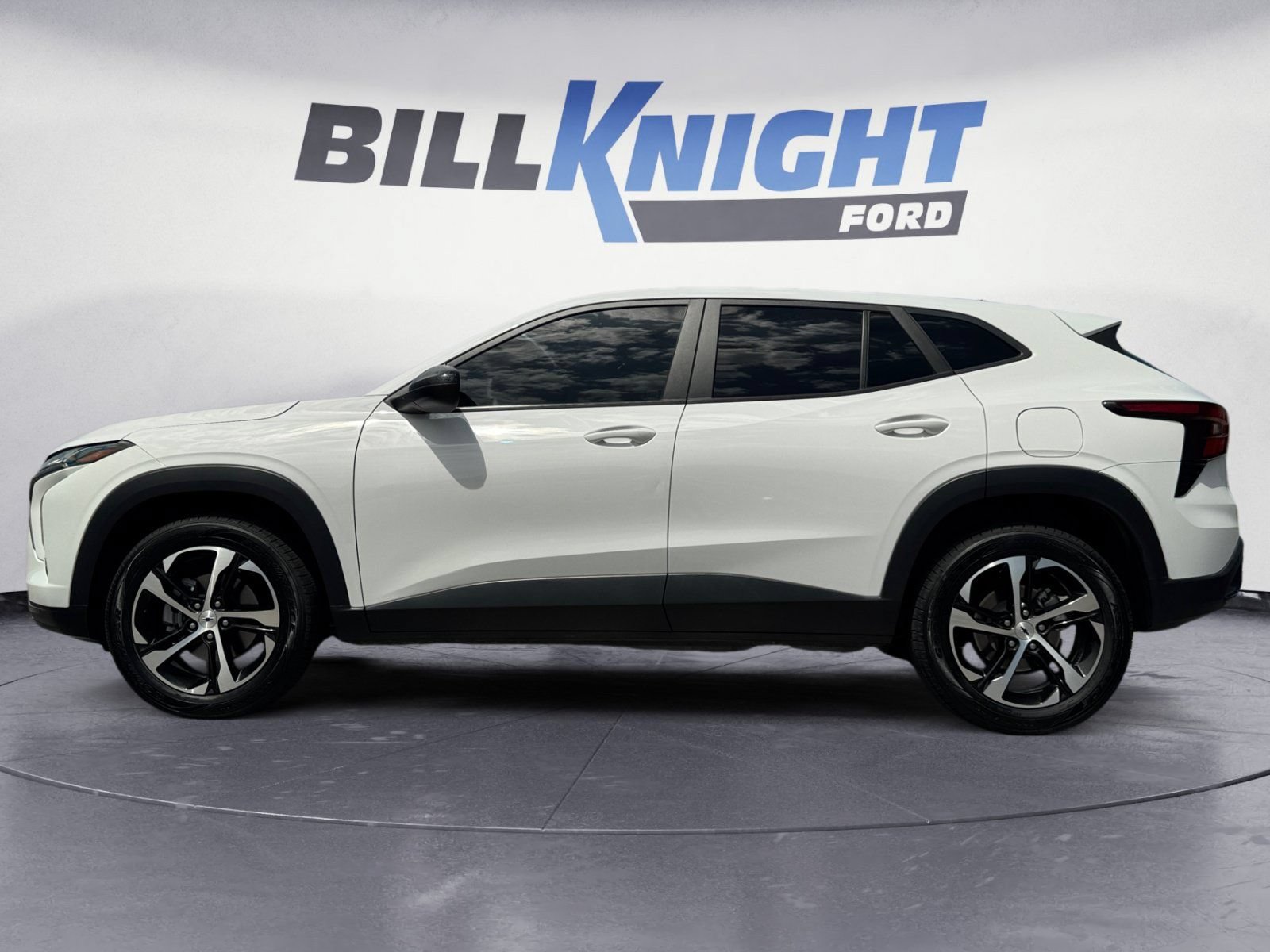 Used 2024 Chevrolet Trax RS w/ Driver Confidence Package FWD image 2