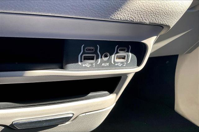 Used 2022 Chrysler Voyager LX image 35