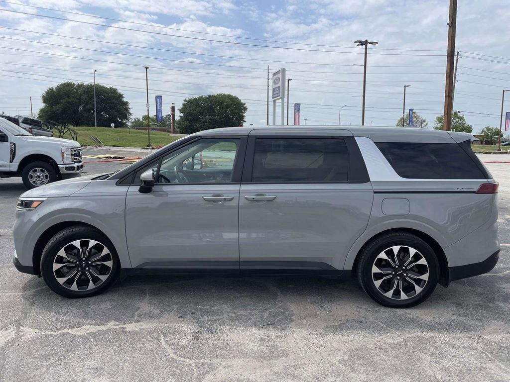 Used 2024 Kia Carnival EX image 2