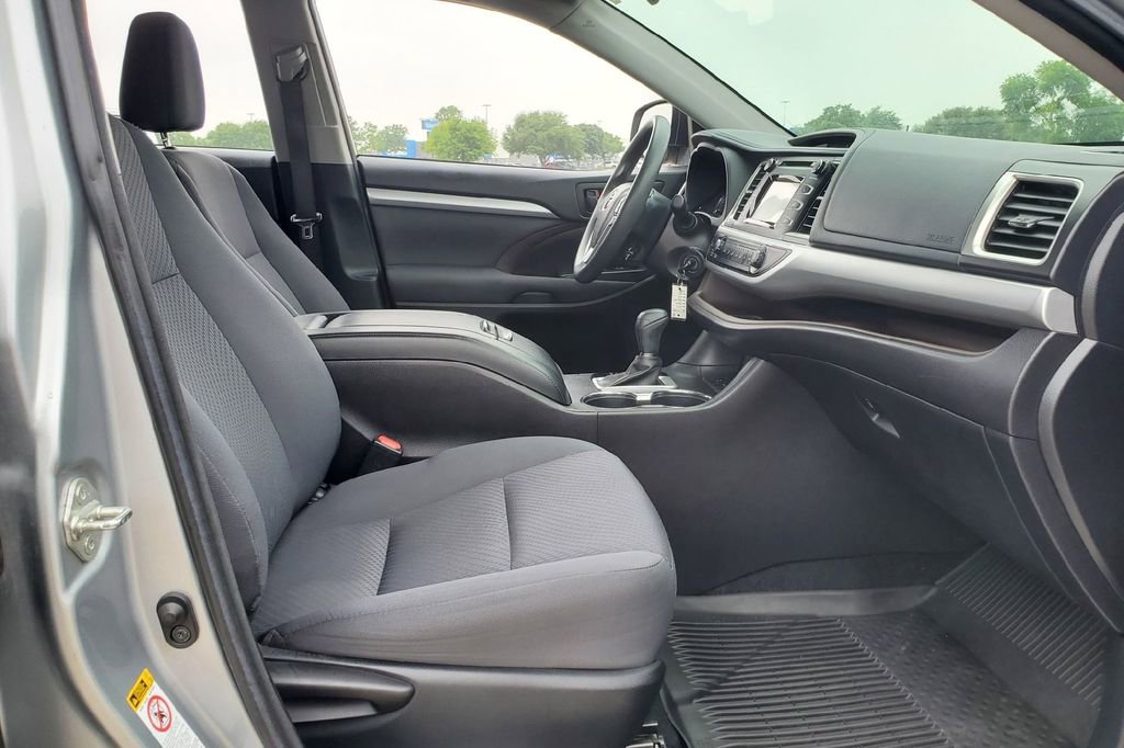 Used 2017 Toyota Highlander LE AWD/4WD image 16