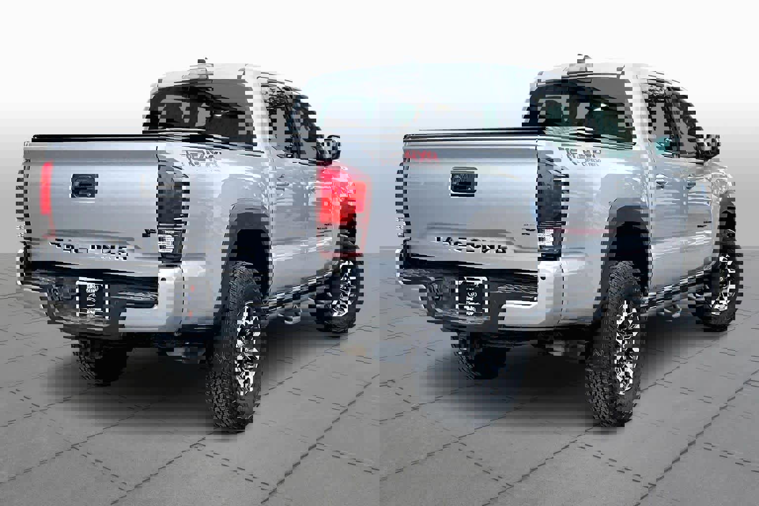 Used 2018 Toyota Tacoma TRD Off-Road image 3