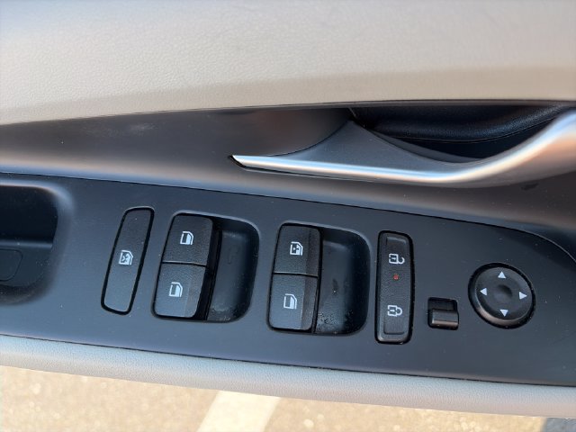 Used 2025 Hyundai Elantra Limited FWD image 22
