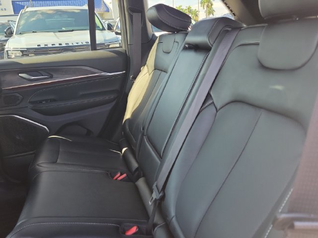 Used 2024 Jeep Grand Cherokee Overland AWD/4WD image 18