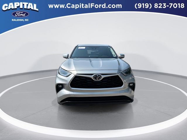 Used 2023 Toyota Highlander LE FWD image 3