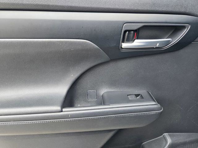 Used 2021 Toyota Highlander XLE FWD image 14