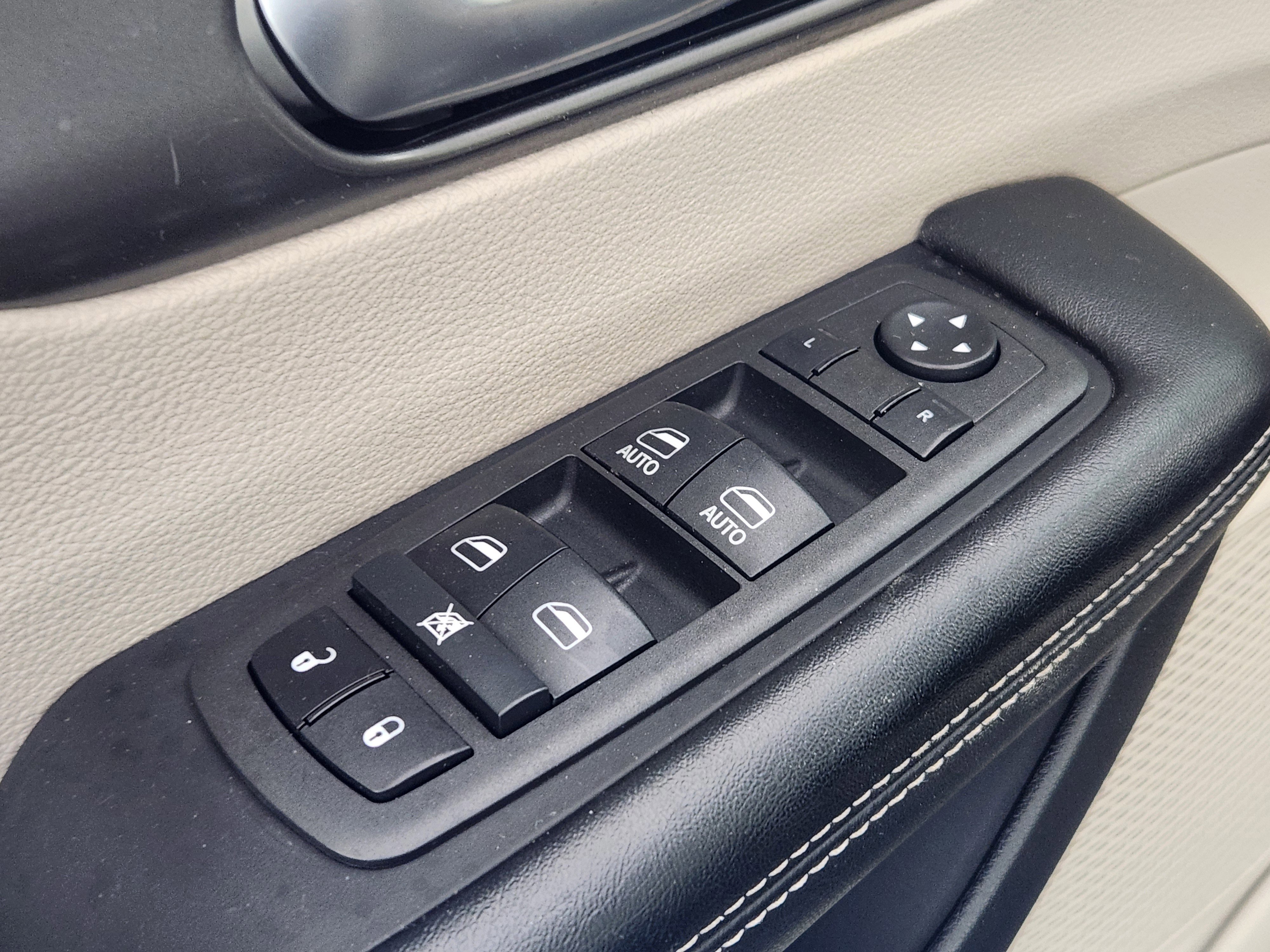 Used 2022 Chrysler Pacifica Touring-L image 17