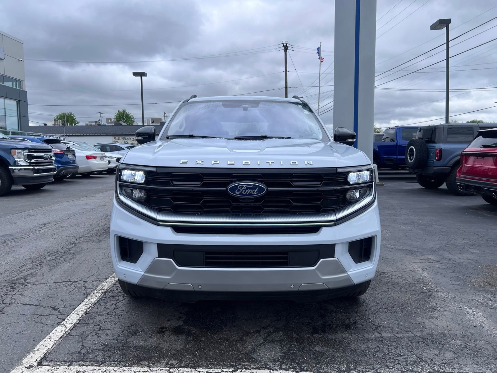 Certified 2025 Ford Expedition Platinum AWD/4WD image 2