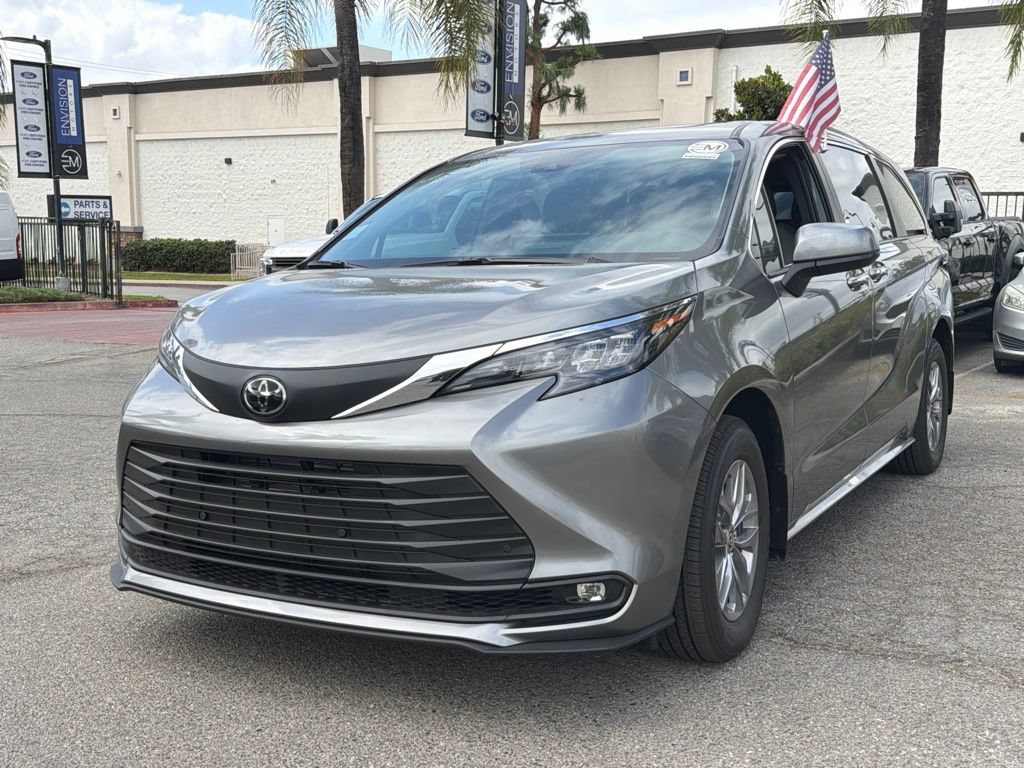 Used 2026 Toyota Sienna XLE FWD image 5