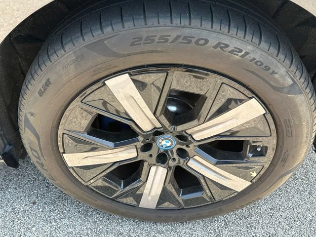 Used 2023 BMW iX xDrive50 w/ Sport Package AWD/4WD image 7