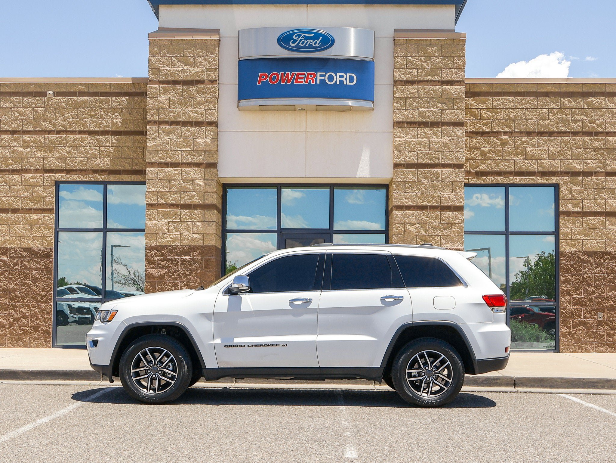 Used 2022 Jeep Grand Cherokee Limited AWD/4WD image 9
