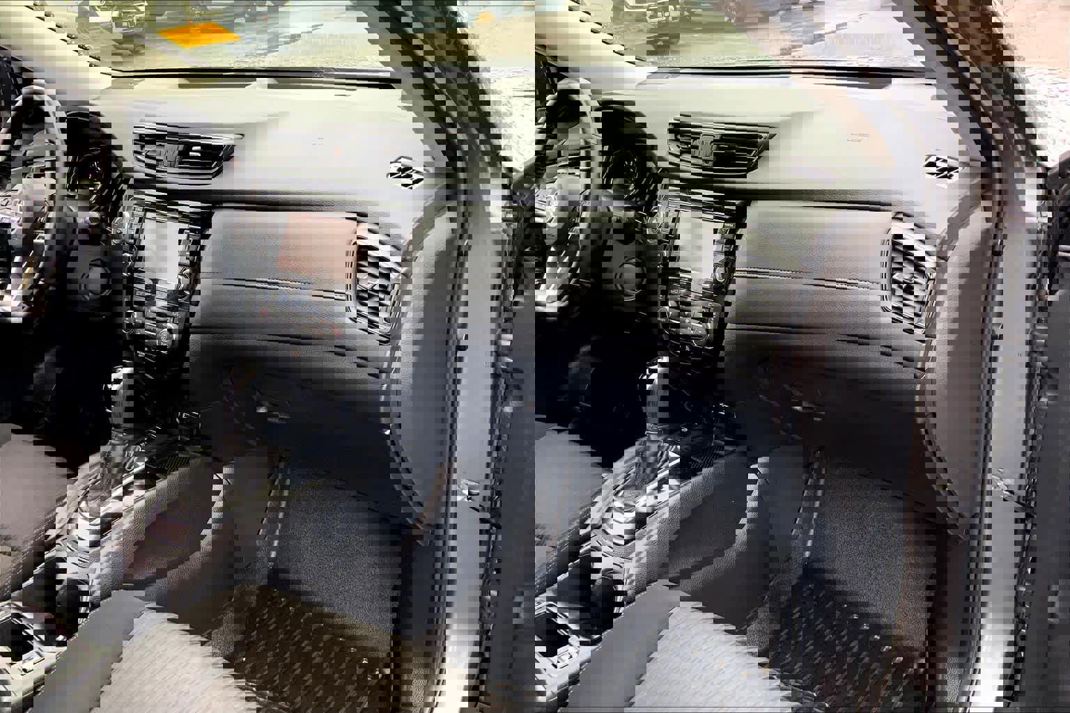 Used 2019 Nissan Rogue SV w/ Premium Package image 17