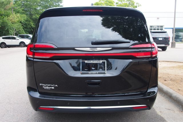 Used 2024 Chrysler Pacifica Touring-L FWD image 6