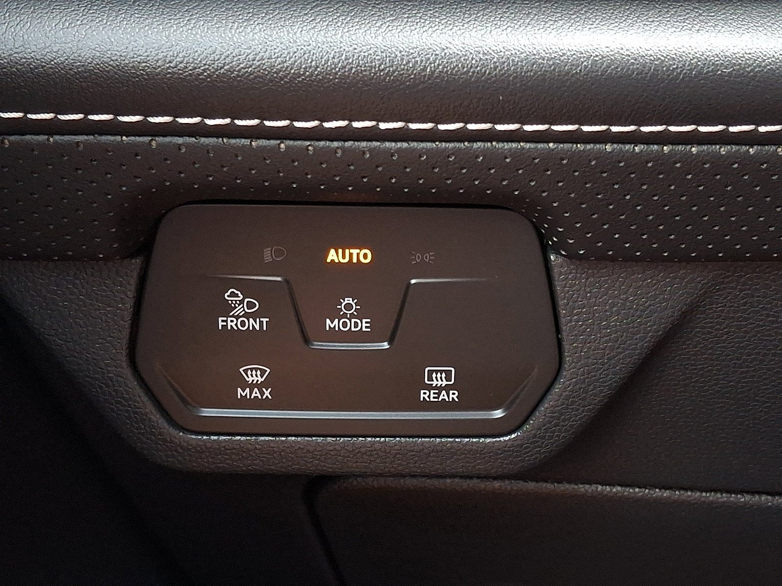 Used 2024 Volkswagen Atlas Cross Sport SE AWD/4WD image 25