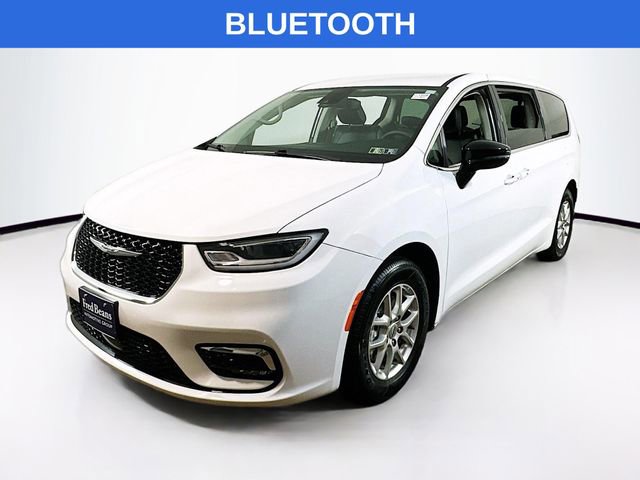 Used 2024 Chrysler Pacifica Touring-L image 3