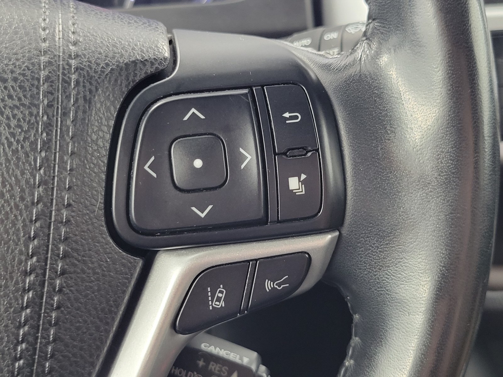 Used 2018 Toyota Highlander Limited Platinum AWD/4WD image 17
