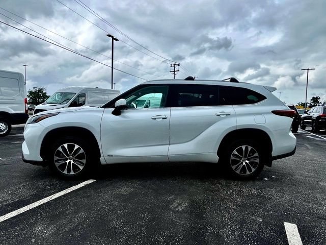 Used 2022 Toyota Highlander XLE AWD/4WD image 5
