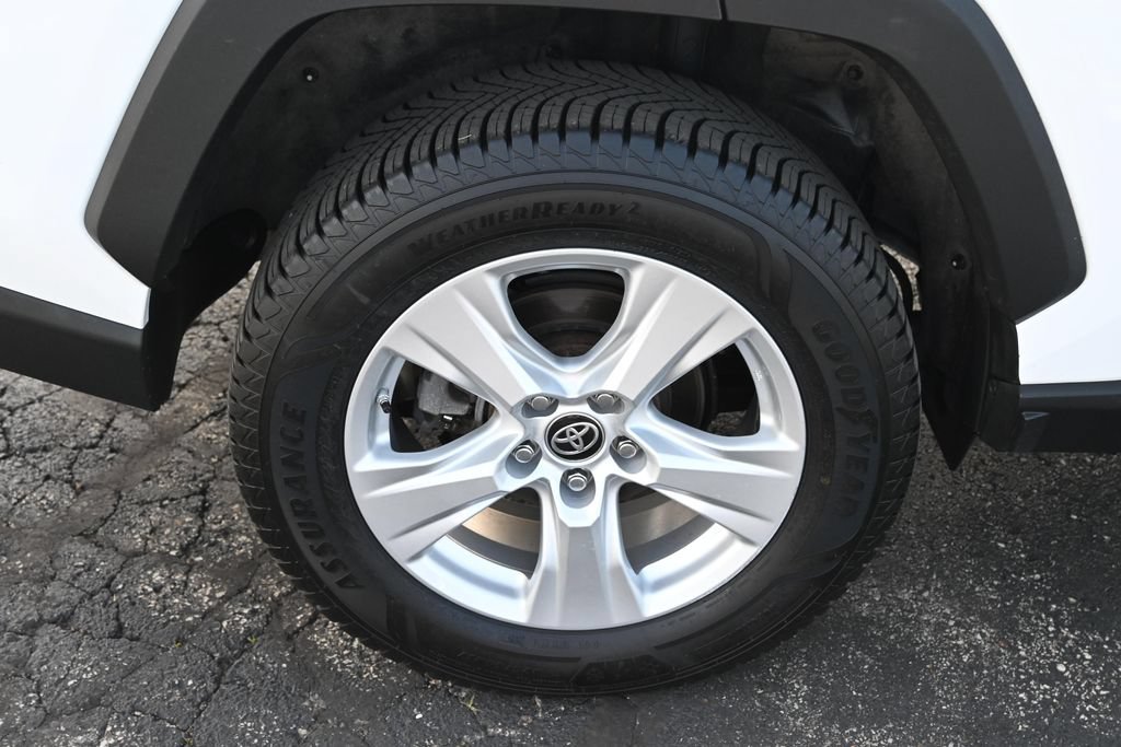 Used 2021 Toyota RAV4 LE AWD/4WD image 14