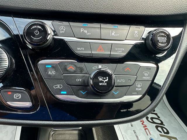 Used 2025 Chrysler Pacifica Select FWD image 9