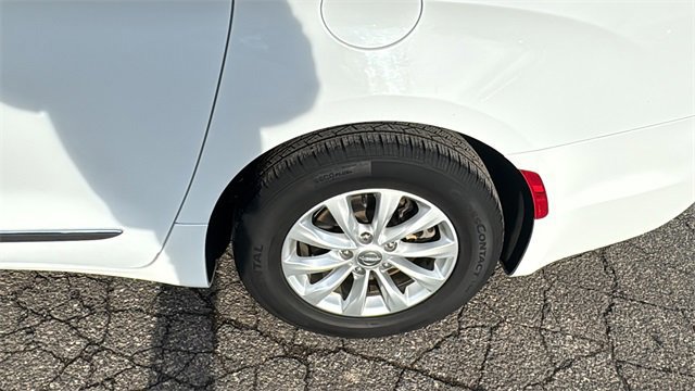 Used 2018 Chrysler Pacifica Touring-L image 27