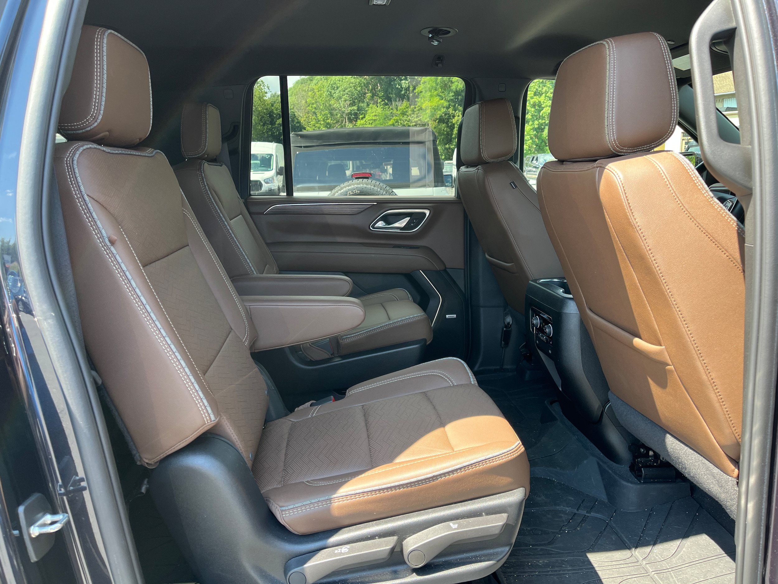 Used 2024 Chevrolet Suburban High Country AWD/4WD image 7