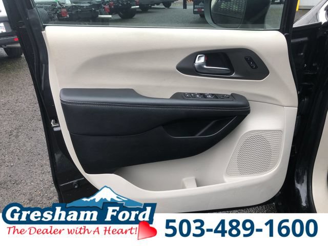 Used 2023 Chrysler Pacifica Touring-L FWD image 16