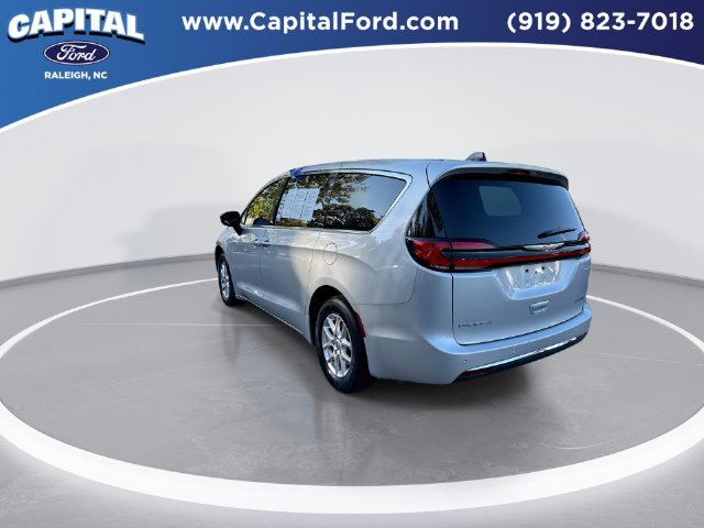 Used 2024 Chrysler Pacifica Touring-L FWD image 6