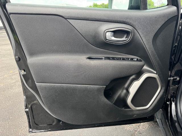 Used 2021 Jeep Renegade Latitude AWD/4WD image 22