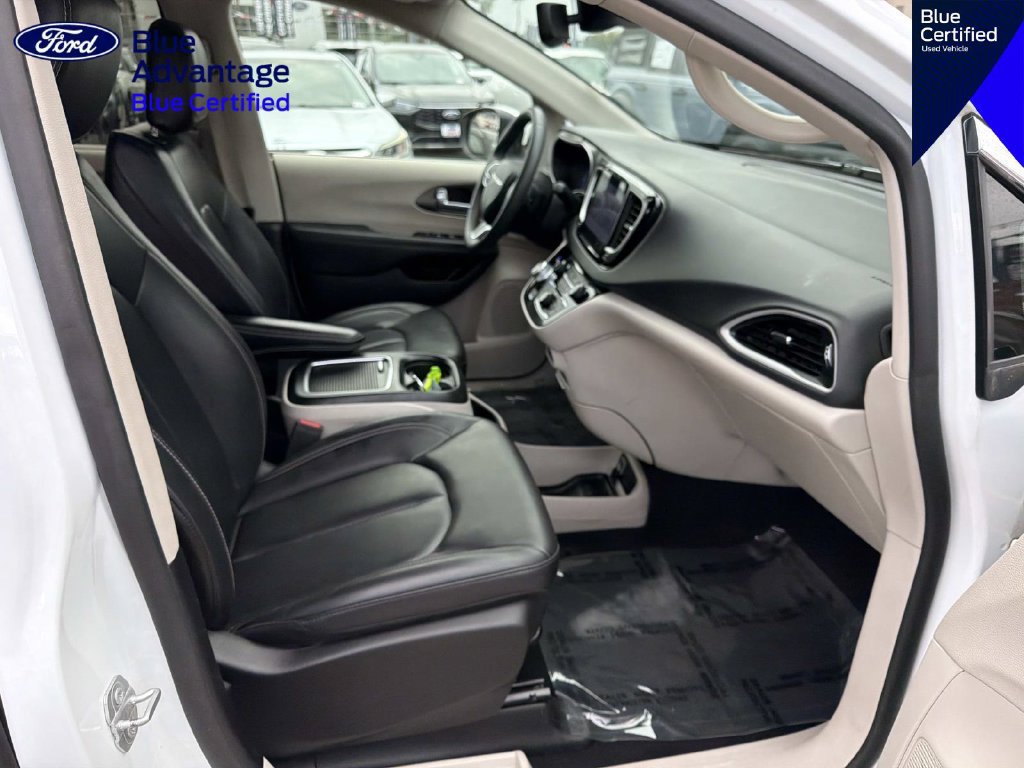 Used 2023 Chrysler Pacifica Touring-L FWD image 12