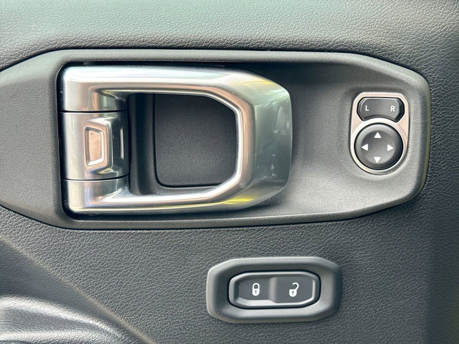 Used 2023 Jeep Wrangler Willys image 17