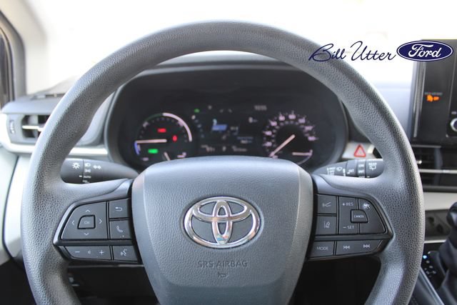 Used 2025 Toyota Sienna LE FWD image 23