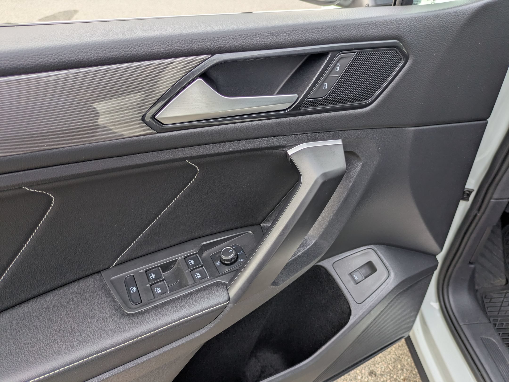 Used 2024 Volkswagen Tiguan SE w/ Panoramic Sunroof Package AWD/4WD image 16