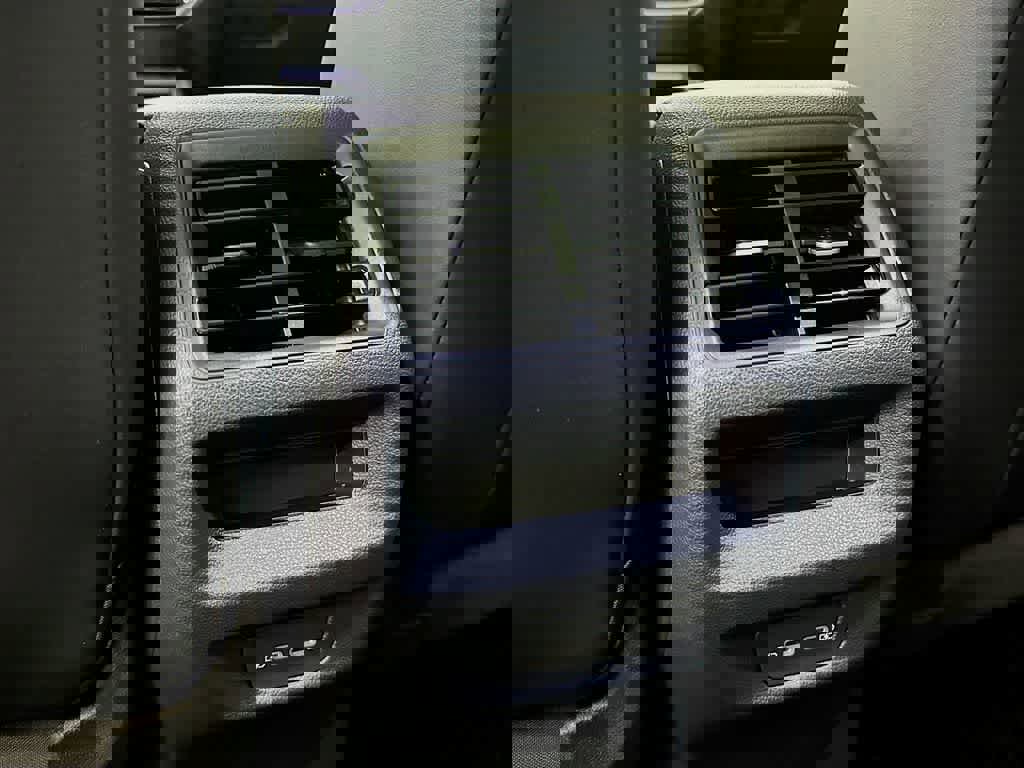 Used 2025 Volkswagen Tiguan SE R-Line image 13