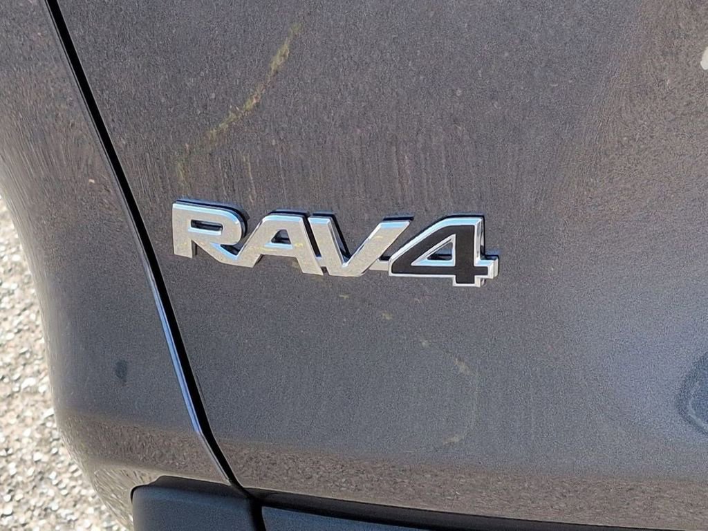 Used 2022 Toyota RAV4 LE AWD/4WD image 24