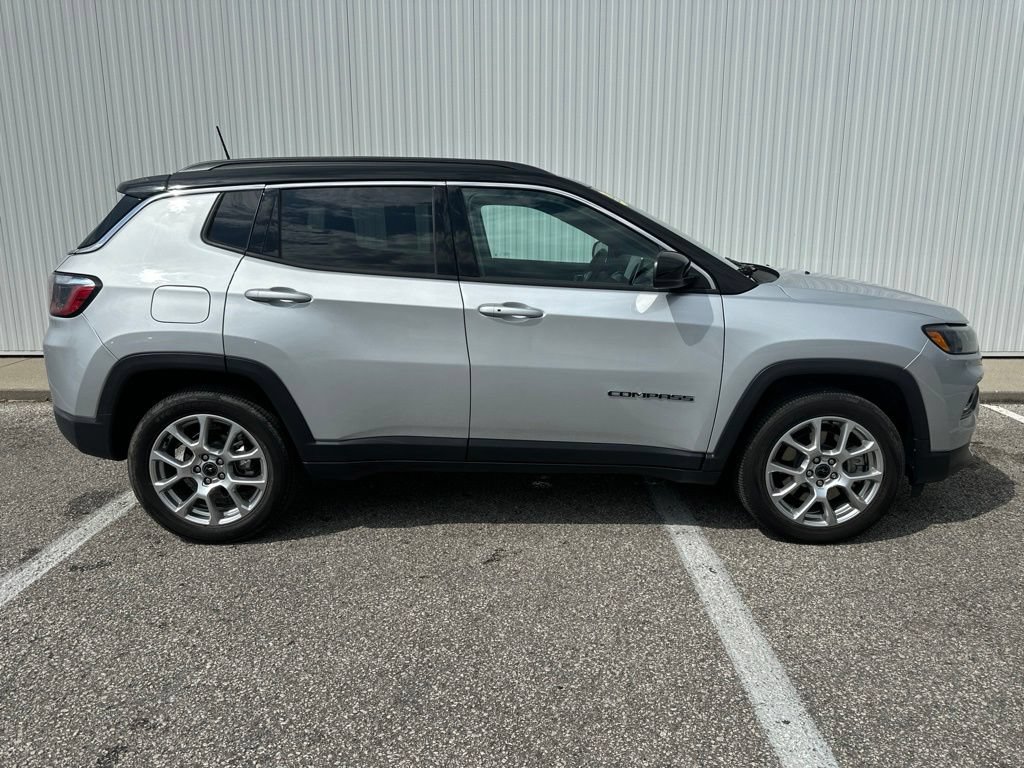 Used 2025 Jeep Compass Limited AWD/4WD image 9