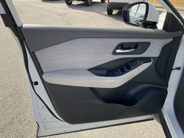 Used 2023 Nissan Rogue SV FWD image 7