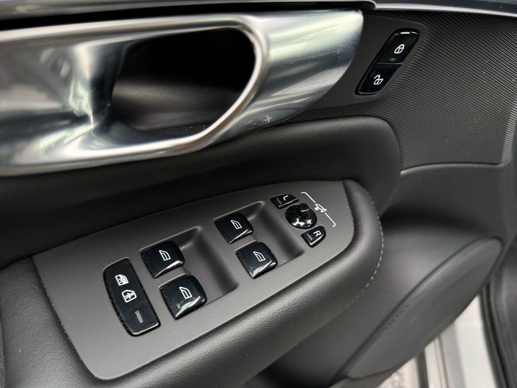 Used 2023 Volvo XC90 B6 Plus image 13