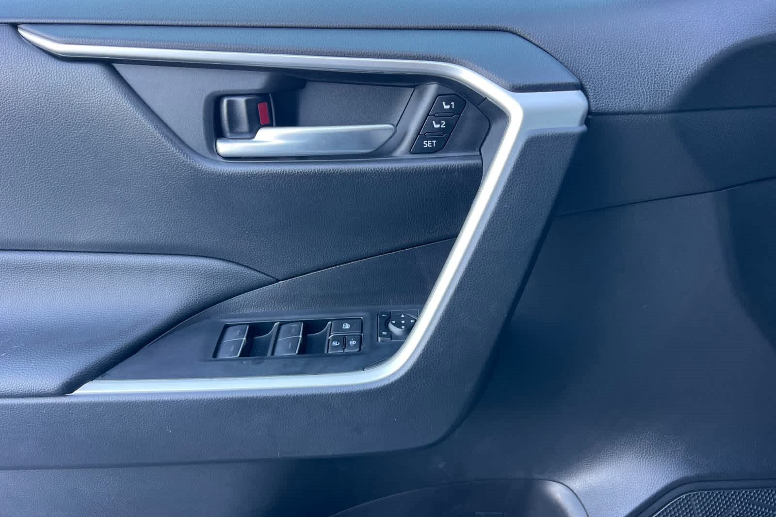 Used 2023 Toyota RAV4 XLE Premium image 12