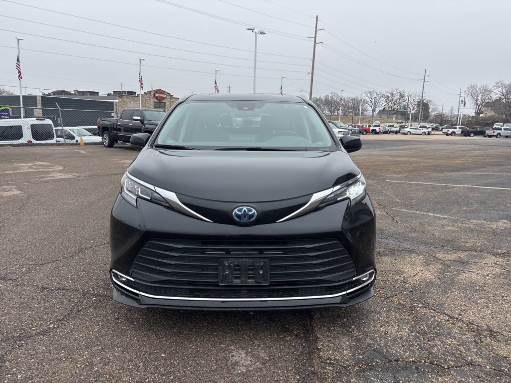 Used 2022 Toyota Sienna XLE image 6