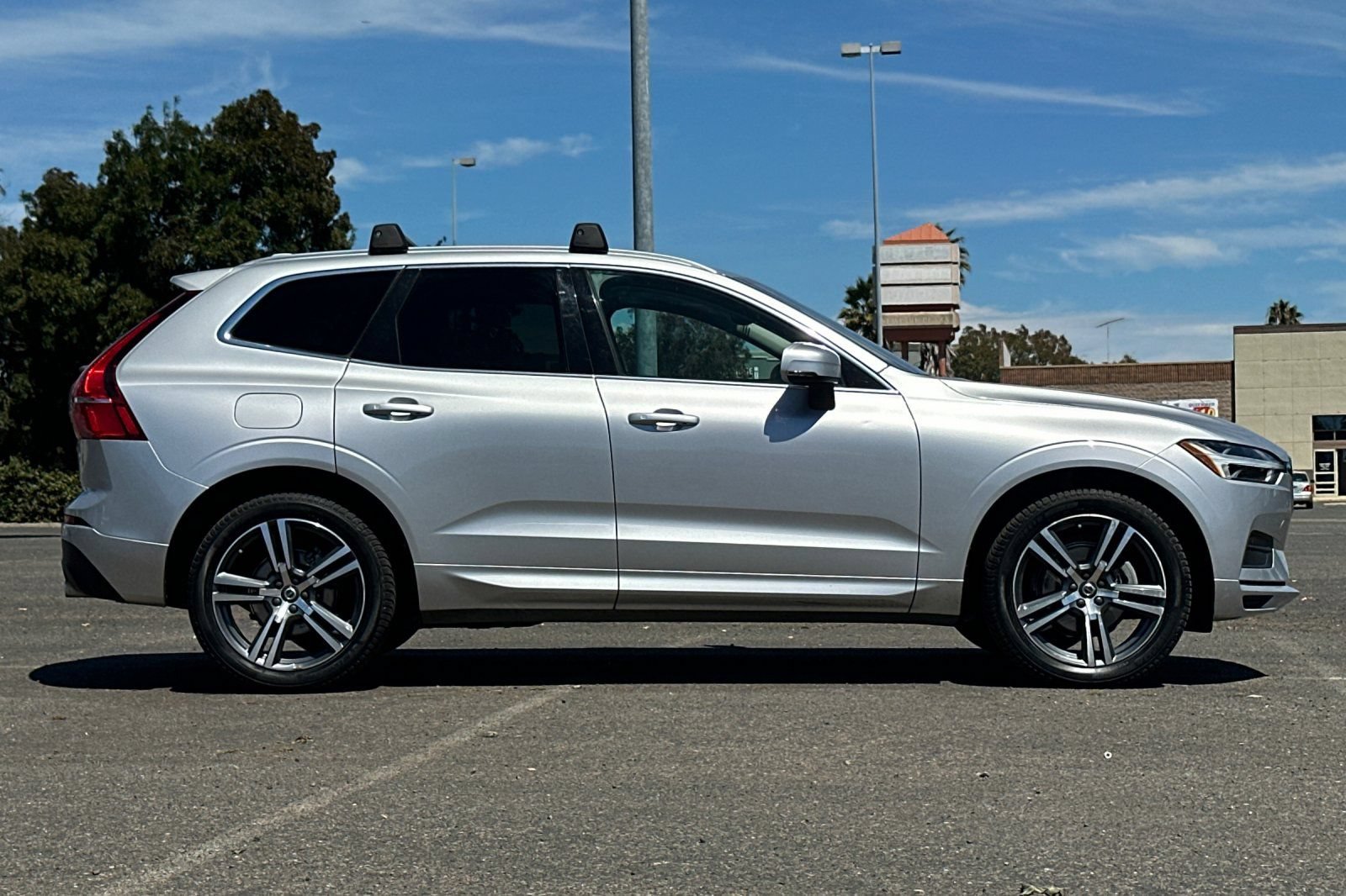Used 2020 Volvo XC60 T5 Momentum w/ Premium Package AWD/4WD image 2