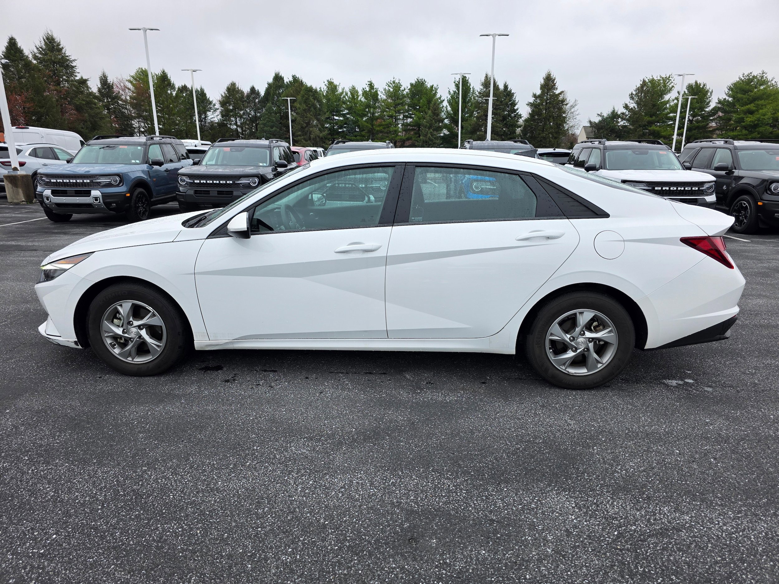 Used 2023 Hyundai Elantra SE FWD image 4