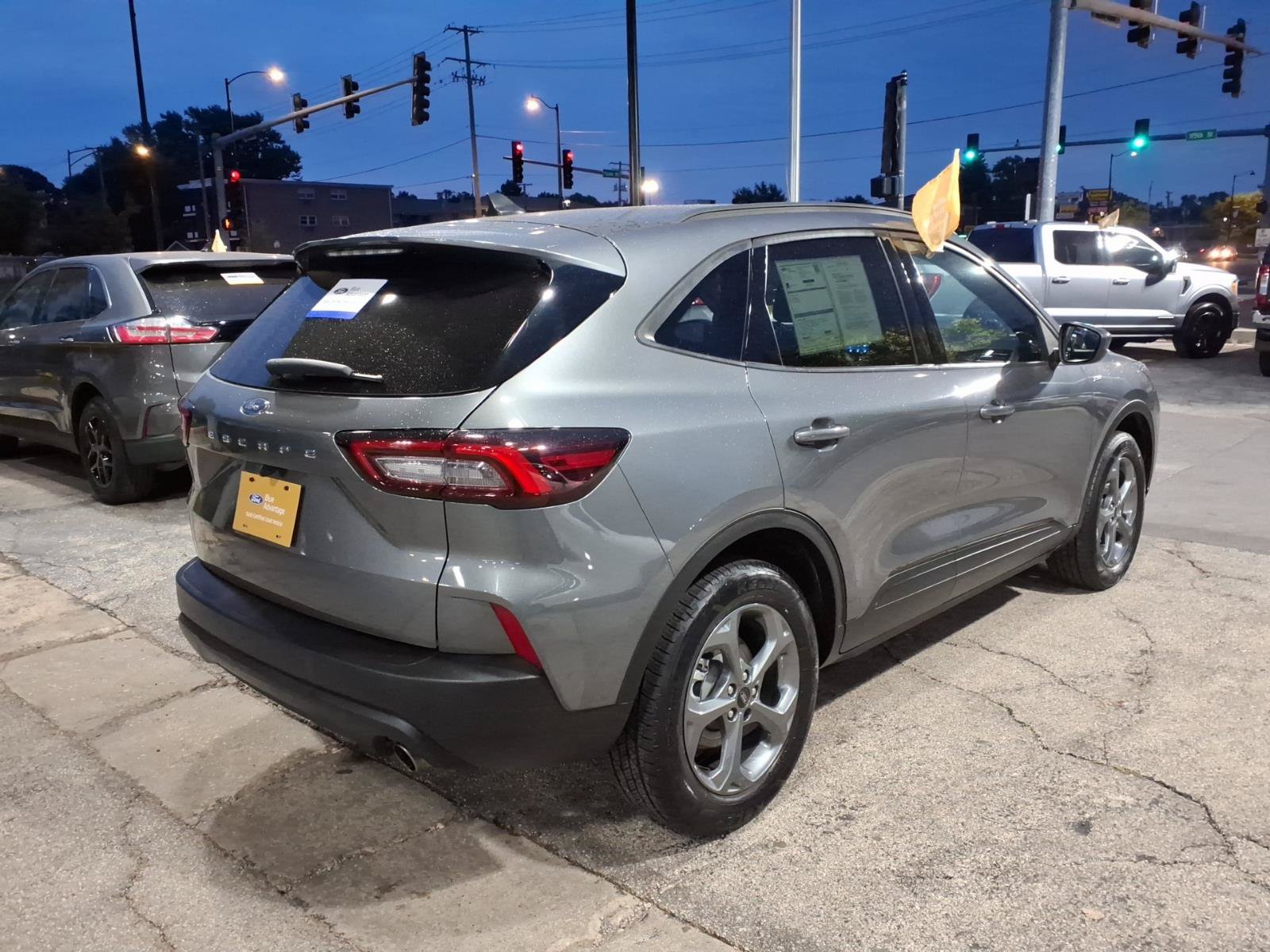 Certified 2025 Ford Escape ST-Line Select AWD/4WD image 3